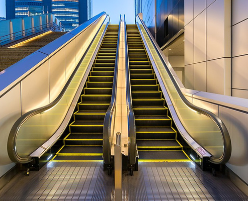 Aeroporto della stazione ferroviaria della scala mobile di parallelo di 30 gradi