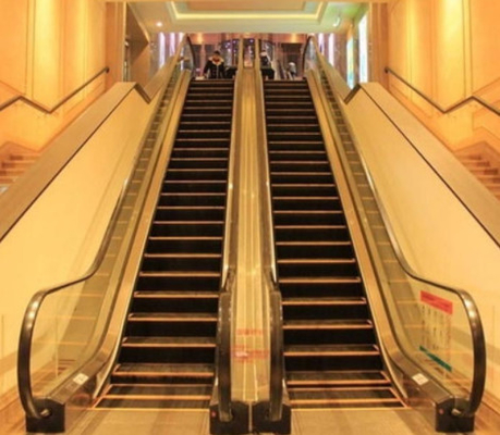 Aeroporto della stazione ferroviaria della scala mobile di parallelo di 30 gradi