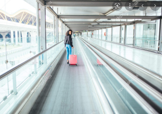 Scala mobile piana del ODM in sottopassaggio dell'aeroporto