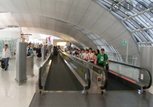 Scala mobile piana del ODM in sottopassaggio dell'aeroporto