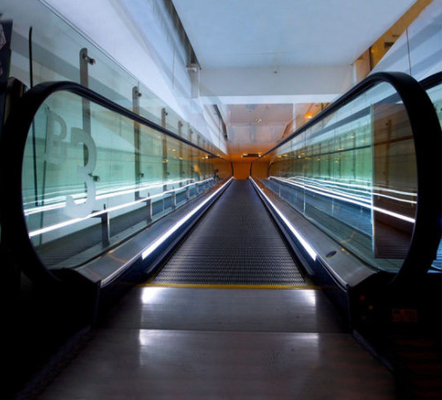 Scala mobile piana del ODM in sottopassaggio dell'aeroporto